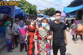 阿辉带女朋友去农村赶集市场玩，今天她们穿苗族裙子好漂亮。