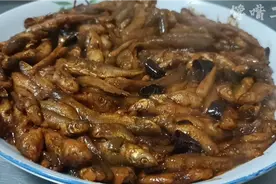 酱焖小河鱼最好吃的家常做法，10块钱做一大盘，喝酒干饭太盖了视频封面