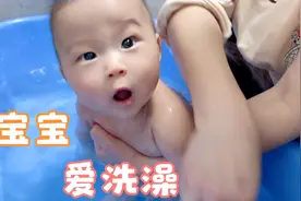 不到五个月的宝宝就能坐在澡盆里洗澡-现在的宝宝真厉害视频封面
