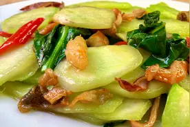 吃芥兰还是看潮汕人，胖江教你“海味炒芥兰骨”，脆嫩爽口