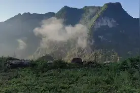 秋天的阳光是四季中最美丽的阳光. 秋天的阳光像水晶般透明清澈。