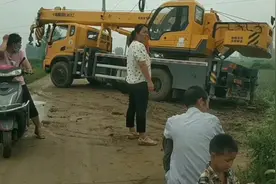 大雨过后这辆吊车陷入乡间泥沟里，想要脱困有难度，一起看看视频封面