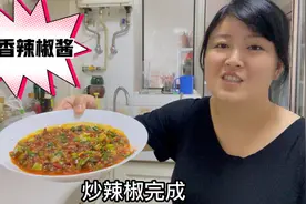早餐就想吃重口味：蒜香辣椒酱配上小笼包，一口一个吃美了！视频封面