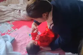 来宝妈家里，教给宝妈，如何给宝宝顺隔和让宝宝趴睡视频封面