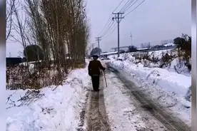 大爷挡着道，走一步退两步，路怒症都哪儿去了呢？视频封面