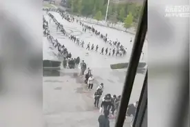 震撼！早晨六点高校学生排起千米长队进图书学习视频封面