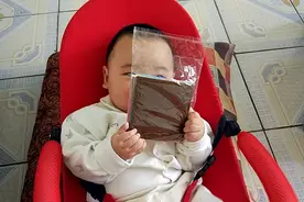 宝宝抓握能力很强，平时没白教呀，嘻嘻视频封面