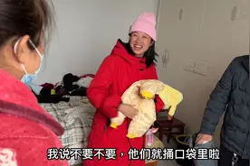 出生8天的小宝宝，比大人还皮实，扎针都不哭，把医生都惊到了视频封面