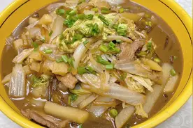 家常必备的白菜炖土豆粉条怎么做既简单又好吃？老厨教你炖制秘诀