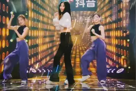 抖音最火的音乐，41岁女神柳岩跳的太嗨了视频封面