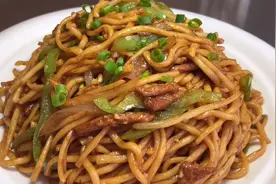厨师长教你肉丝炒面的家常做法，步骤详细，筋道爽滑不成坨不粘锅
