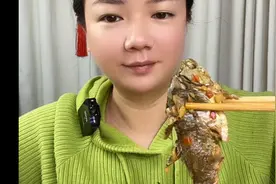 爱吃鲫鱼更爱小鲫鱼，表哥送来一盆野生小鲫鱼，肉嫩鲜甜刺多也爱视频封面