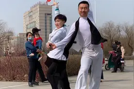 60岁广场舞大妈来广场找小滨跳舞，二人表演非常精彩！广场舞视频封面