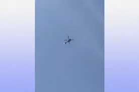 寂静的上海，天空飞过轰隆隆的直升飞机视频封面