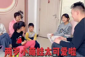 两岁小萌娃能有多可爱？在家当起了小老师，又是唱歌又是讲故事！视频封面