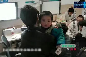 年轻父母粗心带娃，十八个月的幼童手指不慎被电挮夹断视频封面