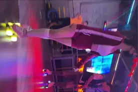 （七七的爱恋） 看全屏 后脑反骨才行哦😂视频封面
