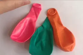 气球的多种玩法，教会了小孩一起玩。