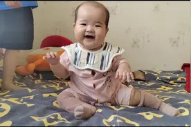 哥哥日常带娃，妹妹像小鸡仔似的被哥哥拎起来，非常有爱哦！视频封面