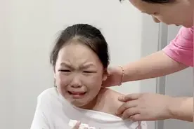 小奕佳中暑肚痛，奕佳妈妈用土方法刮痧，忍一忍就过去了视频封面
