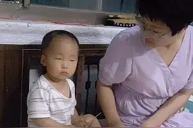 爸爸妈妈假装上班，佐佐的反应让爸爸几近崩溃，爸爸天天哄着睡。视频封面