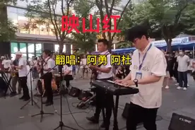 上海持证街头艺人 党的生日送上好听的红歌 路人纷纷驻足聆听视频封面