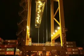 深圳码头装卸集装箱上船视频封面