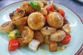 营养丰富的《白蘑菇》经典家常做法，鲜香入味开胃，就是有点费饭视频封面