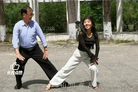两个美女舞星轮着和杨大爷跳舞，为啥呢？大家怎么看，留下评论视频封面