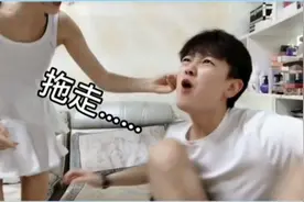 作死行为鉴赏，小伙当着女友面摸小姨子的头视频封面