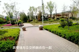 淄博海岱大道立交桥，完美的绿化，美丽的公园，市民载歌载舞。视频封面