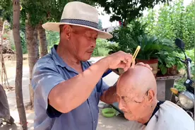 看老一辈是如何理发的！60年代老技艺一刮头修面。视频封面