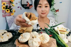 皮薄馅大刚出锅的包子，这么做鲜嫩多汁，荤素搭配，健康又美味视频封面