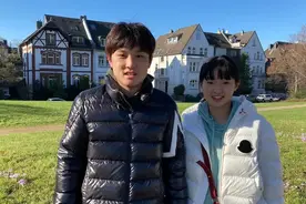 张本智和搂着妹妹，笑容灿烂！一家四口在德国吃饭，父母都来陪伴视频封面