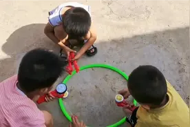 每个时代有些童年快乐是相同的，只是道具有差别而已