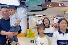 两岁多弟弟不慎跌倒，三个姐姐心疼不已，爸爸带娃总是有惊喜！视频封面