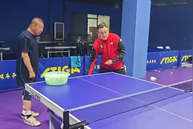 传说中的“世界最佳发球手”—席敏杰，指导球友练习勾手发球视频封面