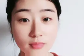 两个月不到的宝宝，白天不睡床要抱怀里睡，求各位宝妈高招😁视频封面