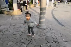 爱动的宝宝🌷一岁零九个月双脚离地蹦起来@中视频伙伴计划官号视频封面