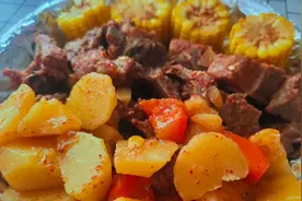 有排骨，玉米，土豆，胡萝卜，味道超好，做法超简单~