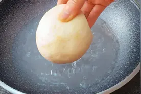 吃剩下的硬馒头别扔掉，放入滚烫的开水中，出锅瞬间变美食，解馋视频封面