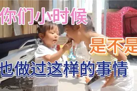 你们小时候是不是也做过这样的事情，两个小大人哄两岁半小孩吃的视频封面