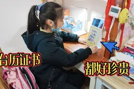 画画班老师发的礼物太有心了，文文爱不释手，非要摆在桌子前面视频封面