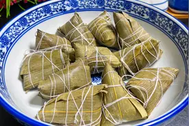 煮粽子时，别直接加清水煮，这样做，软糯香甜不夹生不漏米视频封面