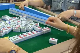 红中麻将，漂亮小姐姐又来打牌啦，穿金戴银福气运气都不差。视频封面