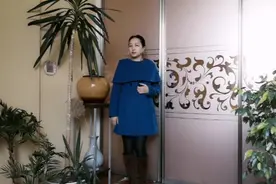 穿着紧的羊毛大衣，简单的改制就可以轻松的穿视频封面