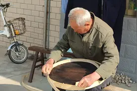 八旬老人传统手艺箍镬盖！摄于南通通州湾三余镇新民村18组