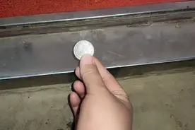 在大门口放枚一元硬币，解决家家户户的大难题，邻居见了纷纷学视频封面