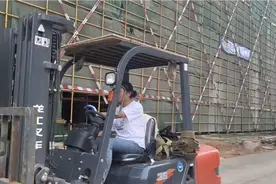 女叉车司机工地上运材料，一万多一个月，看看还值得吗？视频封面