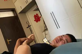 捣乱老公不能打游戏 让他闻我脚臭不臭 他快被我烦死了视频封面